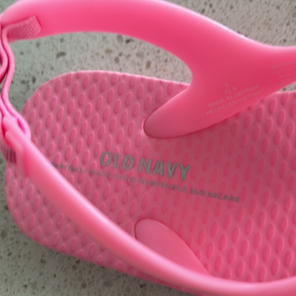 Old navy pink toddler flip flops, never worn - Picture 3 of 3